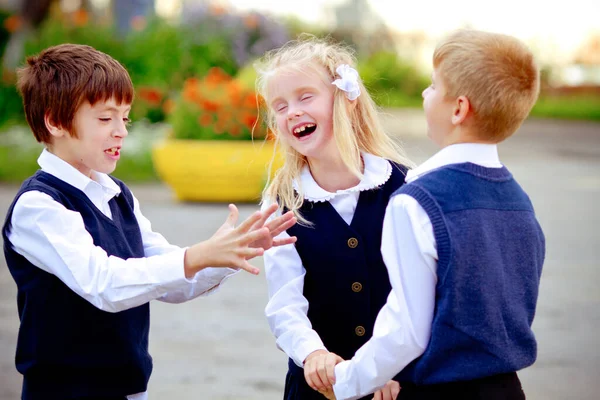 Retour École Trois Écoliers Garçons Filles Uniforme Jouant Riant Extérieur — Photo