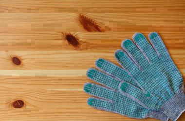 Yenileme konsepti: Ahşap bir masada bir çift iş eldiveni. Düz yatıyordu
