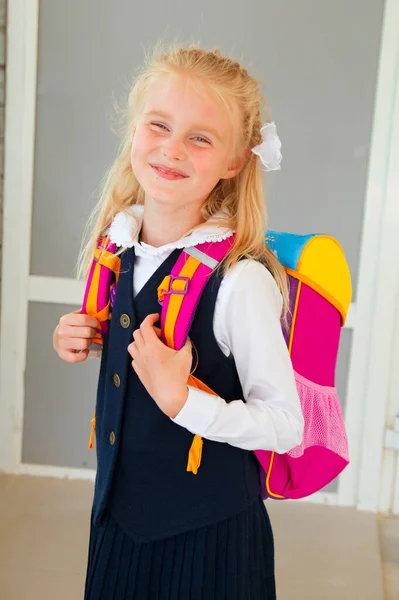 Porträt Eines Hübschen Blonden Schulmädchens Mit Buntem Schulranzen Das Lächelt — Stockfoto