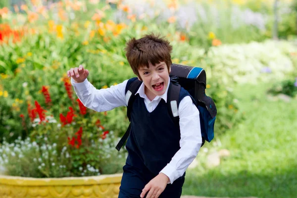Счастливого Красивого Школьника Бегающего Кричащего Школьном Дворе Возвращение Школу — стоковое фото