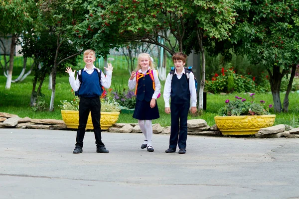 Retour École Trois Écoliers Garçons Filles Uniforme Jouant Riant Dans — Photo