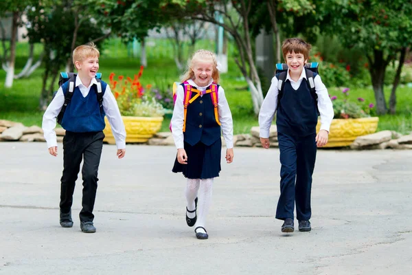 Вернуться Школу Трое Школьников Мальчики Девочки Форме Играют Смеются Школьном — стоковое фото