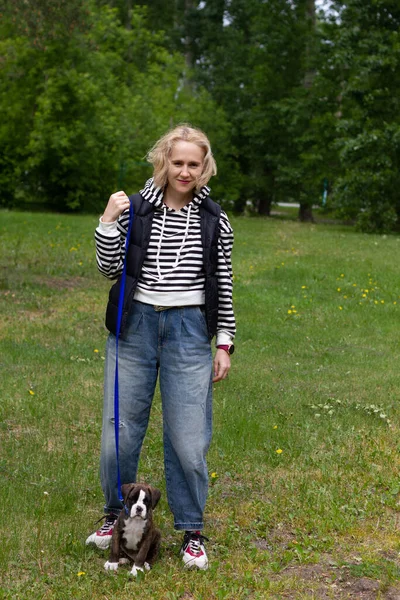 Pretty Blond Woman Walking Her Dog Little German Boxer Puppy — Stock Photo, Image