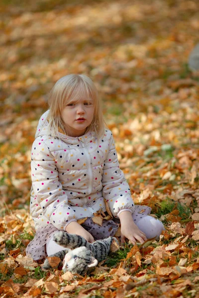 Adorabile Ragazza Bionda Seduta Foglie Gialle Cadute Che Gioca Con — Foto Stock