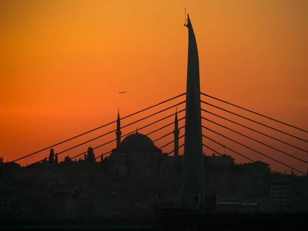 Istanbul. Köprünün karşı uçak uçan günbatımı, zemin. — Stok fotoğraf