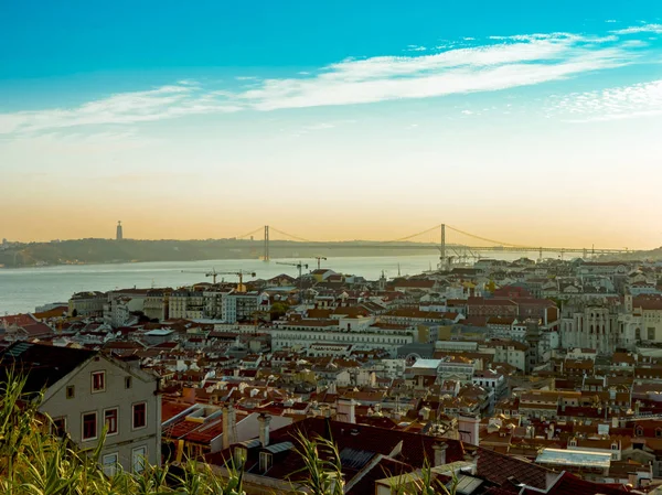 Portekiz görülecek. Lizbon nehir manzarası. Dünyanın sonuna yolculuk