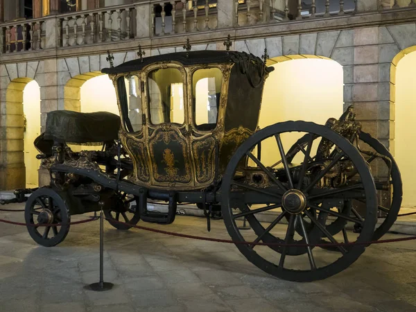 Eski Avrupa. Lizbon Koç Müzesi. Portekiz görülecek. Avrupa'nın Kraliyet taşıma.