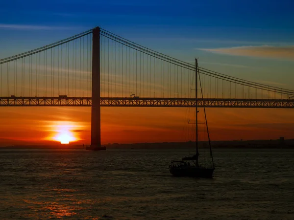 Ponte 25 de Abril - River Tagus köprüde Nisan 25 gün batımında, Lizbon ve Almada Portekiz arasındaki