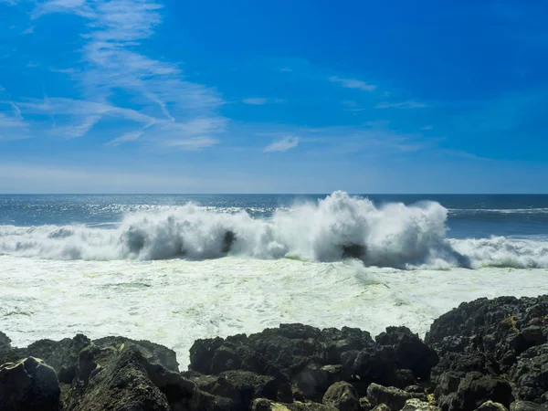 Cascais okyanus dalgalarının Portekiz. Deniz Manzaralı.