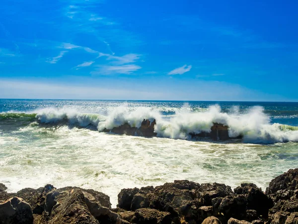 Cascais okyanus dalgalarının Portekiz. Deniz Manzaralı.