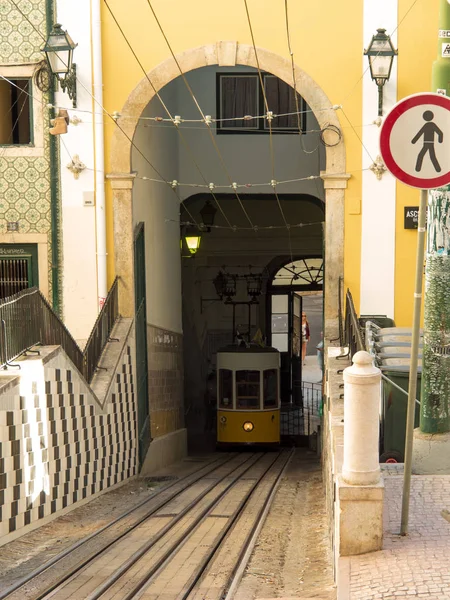 Lisbons füniküler. Portekiz başkentinin sokaklarında.
