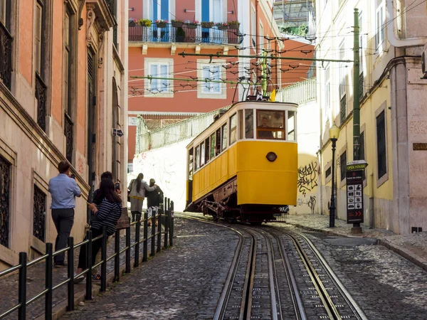 Lisbons lanová dráha Gloria. Ulice hlavního města portugalský. Stock Obrázky