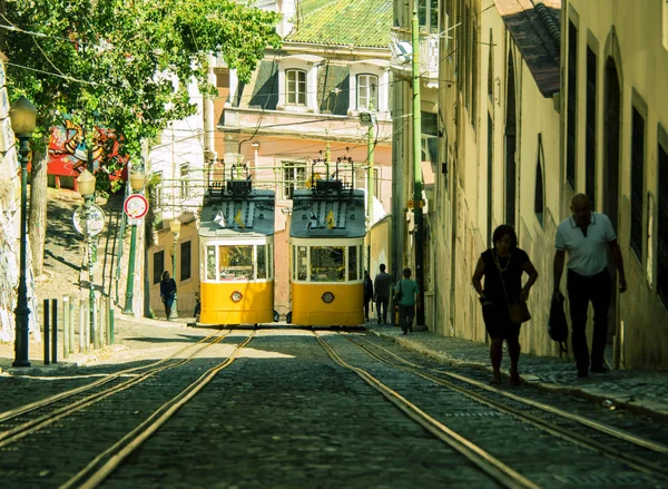 Lisbons lanová dráha Gloria. Ulice hlavního města portugalský. Stock Snímky