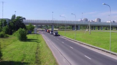 Trafik karayolu üzerinde. Ulaştırma Kavşağı.