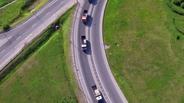 Trafik karayolu üzerinde. Ulaştırma Kavşağı.
