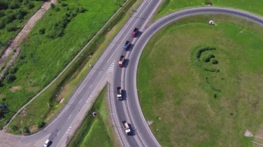 Trafik karayolu üzerinde. Ulaştırma Kavşağı.