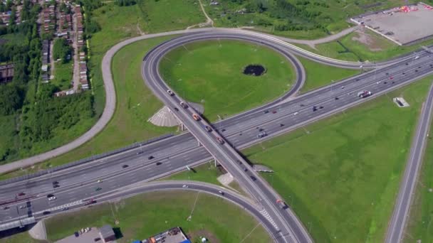 A forgalom az autópályán. Közlekedési csomópont. — Stock videók