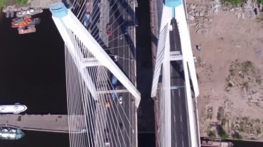 Trafik büyük Askılı köprü.