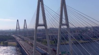 Trafik büyük Askılı köprü.