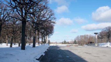 Rusya, St. Petersburg, Şubat 2019: Piskaryovskoye Memorial mezarlığı. Leningrad Kuşatması sırasında ölü sakinlerinin toplu mezar yeri. Ana sokak.