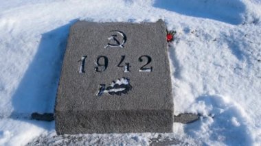 Rusya, St. Petersburg, Şubat 2019: Piskaryovskoye Memorial mezarlığı. Granit unutulmaz yazıt.