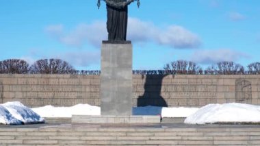Rusya, St. Petersburg, Şubat 2019: Piskaryovskoye Memorial mezarlığı. Anıt vatan. Leningrad Kuşatması sırasında bunların toplu mezar yerinin öldürdü.