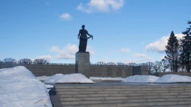Rusya, St. Petersburg, Şubat 2019: Piskaryovskoye Memorial mezarlığı. Anıt vatan. Leningrad Kuşatması sırasında bunların toplu mezar yerinin öldürdü.
