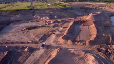 İnşaat ocağında kum çıkarımı. İnşaat kum kamyonlarla yükleme.