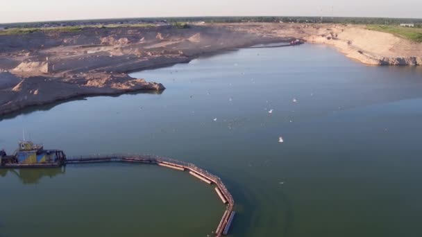 Photographie aérienne du développement d'une fosse de sable. Lac sur un puits de sable. Lac près du puits de sable . — Video