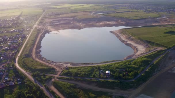 Het uitzicht vanuit de hoogte van de ontwikkeling van een zandbak. Lake in de buurt van de zandbak. — Stockvideo