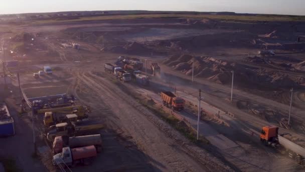 Abbau von Bausand im Steinbruch. Verladen von Bausand in LKWs. — Stockvideo