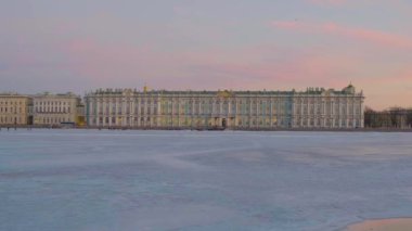 Neva Nehri Hermitage için görünümü.