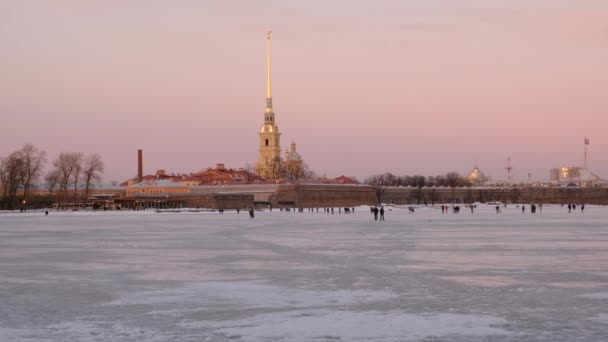 St. Petersburg på vintern. Visa av den Peter-Paulfästningen. — Stockvideo