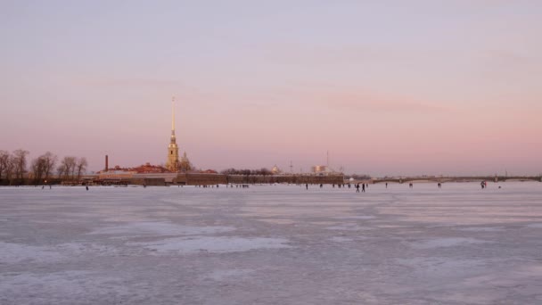 Санкт-Петербург заморожені річки Нева. Вид Петропавлівська фортеця. — стокове відео