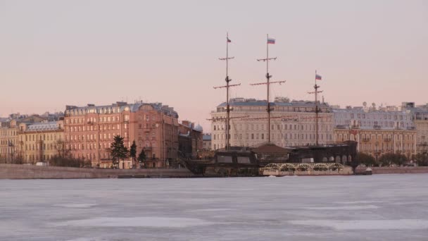 Rusland, februari 2019: St. Petersburg in de winter. Weergave van de Peter en Paul-vesting. — Stockvideo