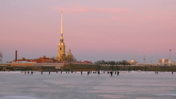 St. Petersburg v zimě. Lidé chodí na ledě řeka Něva. — Stock video