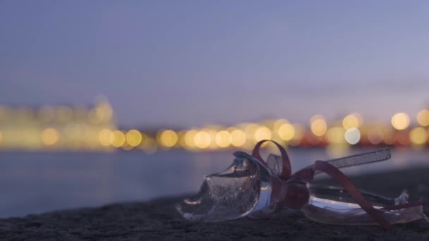 Glasscherben, Fragmente im Wind. Winterstadt. — Stockvideo