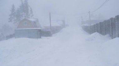 Rusya, Şubat 2019: Blizzard ve büyük Drifts. Sallanan ülke yolu.