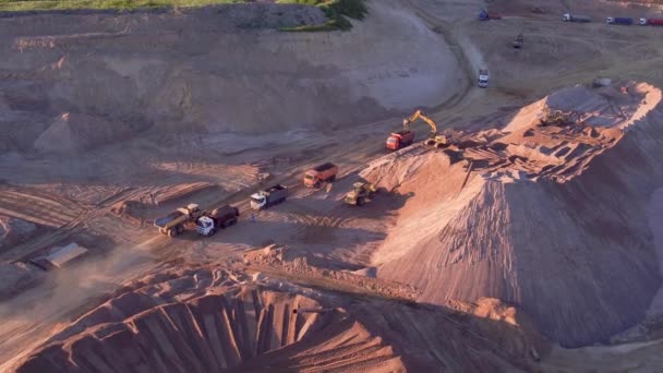 Utvinning av konstruktion sand i stenbrottet. Laddar konstruktion sand i lastbilar. — Stockvideo