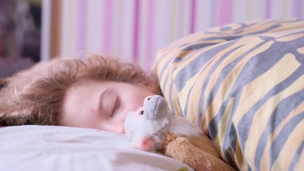 Teen κορίτσι κοιμάται στο κρεβάτι με ένα παιχνίδι μαϊμού — Αρχείο Βίντεο