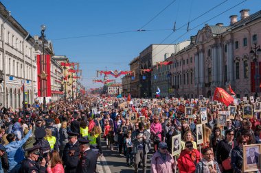9 Mayıs 2019, Rusya, St. Petersburg. Nevsky Prospekt Petersburg Ulusal eylem Ölümsüz alay. Zafer Bayramı'na adanmış şehir tatili