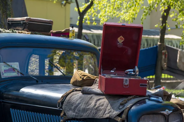 9 Mayıs 2019, Rusya, St. Petersburg. Ulusal eylem Ölümsüz alay . Gramofon retro bir arabanın kaputunda duruyor.