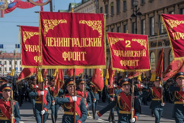 9 Mayıs 2019, Rusya, St. Petersburg. Ulusal eylem Ölümsüz alay . Harbiyeliler zafer gününe kadar cephelerin bayrağını taşıyorlar.