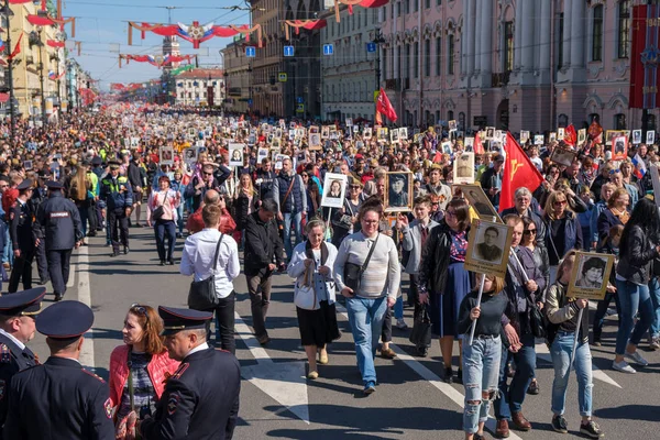 9 Mayıs 2019, Rusya, St. Petersburg. Nevsky Prospekt Petersburg Ulusal eylem Ölümsüz alay. Zafer Bayramı'na adanmış şehir tatili