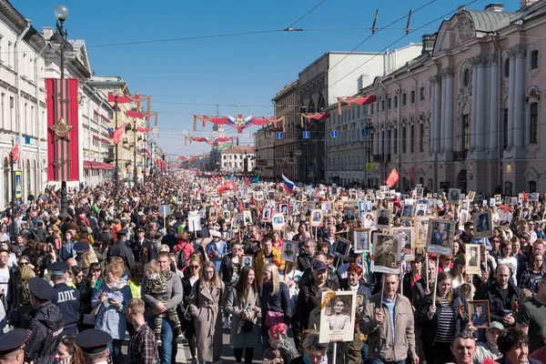 9 Mayıs 2019, Rusya, St. Petersburg. Nevsky Prospekt Petersburg Ulusal eylem Ölümsüz alay. Zafer Bayramı'na adanmış şehir tatili
