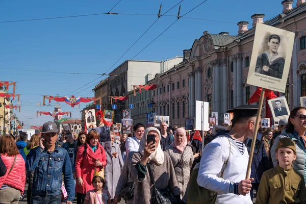 9 Mayıs 2019, Rusya, St. Petersburg. Nevsky Prospekt Petersburg Ulusal eylem Ölümsüz alay. Zafer Bayramı'na adanmış şehir tatili
