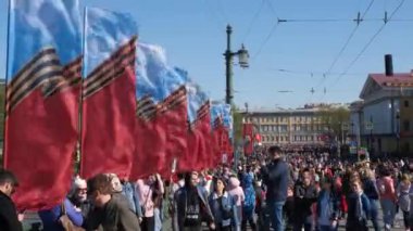 Rusya, St. Petersburg, 9 Mayıs 2019, Saray Meydanı'nda insanlar. Zafer Bayramı'na adanmış şehir tatili.