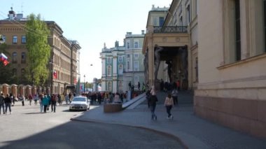 Rusya, St. Petersburg, 9 Mayıs 2019, Saray Meydanı'nda insanlar. Zafer Bayramı'na adanmış şehir tatili.