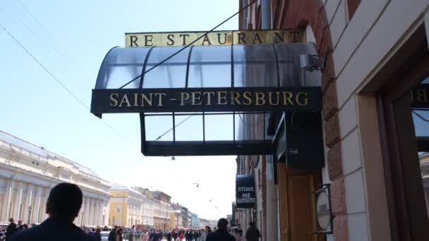 Oroszország, Szentpétervár, May 9 2019. bejárat egy étterembe St. Petersburg-ban — Stock videók