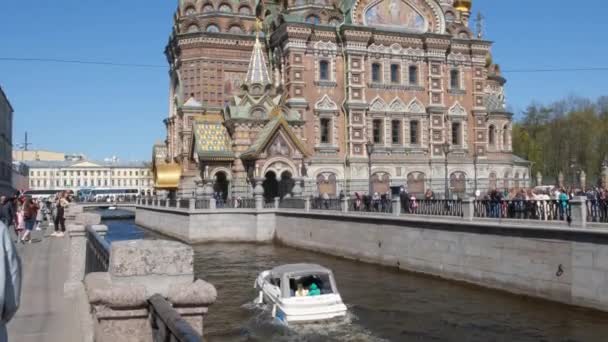 Rusia San Petersburgo, 09 de mayo de 2019: Iglesia del Salvador sobre la Sangre. Fiesta de la ciudad dedicada al Día de la Victoria — Vídeo de stock